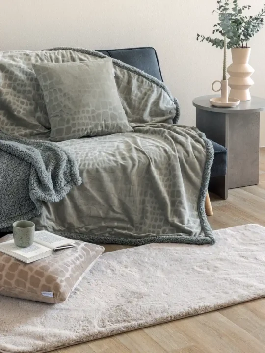 Διακοσμητική Μαξιλαροθήκη Home Décor 45x45 FLO,  από ύφασμα polyester embossed velour στη μία πλευρά, sherpa στην άλλη.