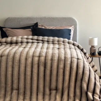 Κουβερτοπάπλωμα Υπέρδιπλο της ελληνικής εταιρίας Palamaiki. Ζεστό και πολύ απαλό, κατασκευασμένο από Jacquard Rabbit eco με εσωτερικό γέμισμα 100% Polyester Fill - Cate Beige