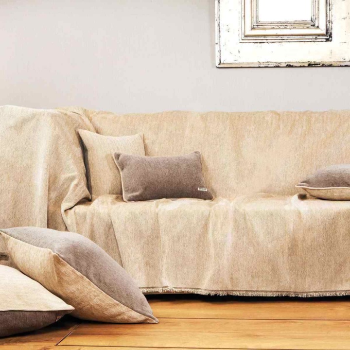 Διακοσμητικό ριχτάρι σαλονιού Aslanis Home μοναδικής ποιότητας, σε μπεζ χρώμα 180 Χ 300 για τριθέσιο καναπέ, κατασκευασμένο από βαμβάκι και σενίλ.  Κατάλληλο για κάθε εποχή του χρόνου