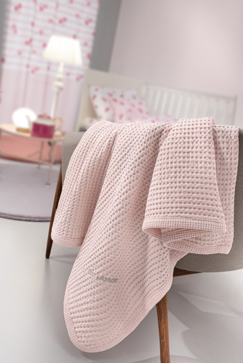 Βρεφική κουβέρτα κούνιας ροζ, κατασκευασμένη από 100% fine microfiber με την υπογραφή της Guy Laroche Paris Bella Pinky
