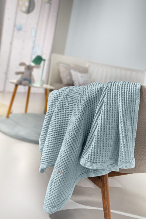 Βρεφική κουβέρτα κούνιας κατασκευασμένη από 100% fine microfiber με την υπογραφή της Guy Laroche Paris Bella L. Blue