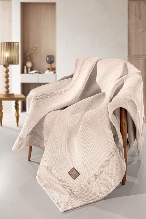 Ριχτάρι τριθέσιου καναπέ εκρού, αλέκιαστο, αδιάβροχο και αντιολισθητικό, κατάλληλο για κάθε εποχή του χρόνου - Guy Laroche Rubicon Champagne