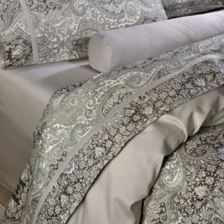 Σεντόνια υπέρδιπλα Downtown Home Bombay Brown 834. Εξαιρετικής ποιότητας, κατασκευασμένα από 100% βαμβάκι σατέν πενιέ 300 κλωστών. Σετ τεσσάρων τεμαχίων, 245 x 270 εκατοστά.