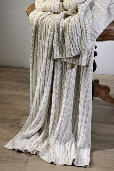 Κουβέρτα υπέρδιπλη της εταιρίας Downtown Home. Πλεκτή, κατασκευασμένη από 50% βαμβάκι και 50% ακρυλικό, σε φωτεινό μπεζ χρωματισμό - Aline Stone