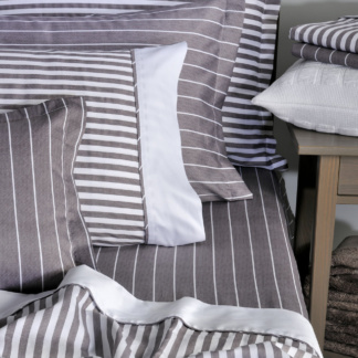 Σεντόνια king size ριγέ, κατασκευασμένα από 100% βαμβάκι σατέν πενιέ 220 κλωστών, με απαλή υφή και λείο φινίρισμα. Σετ τεσσάρων τεμαχίων, 280 x 290 εκατοστά - Downtown 852 Elvira Stripe