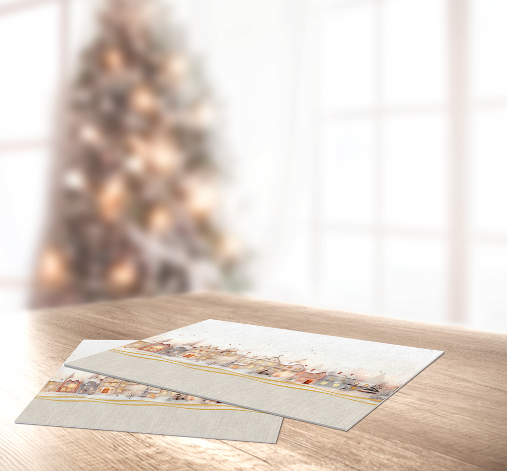 Χριστουγεννιάτικα σουπλά διπλής όψεως από την Saint Clair Paris. Κατασκευασμένα από 100% polyester με ειδική επεξεργασία αδιαβροχοποίησης για να καθαρίζονται εύκολα και να μην λεκιάζουν. Η αναγραφόμενη τιμή αφορά ανα τεμάχιο. Τα σουπλά μας είναι διαθέσιμα για αγορά ανά 4 τεμάχια