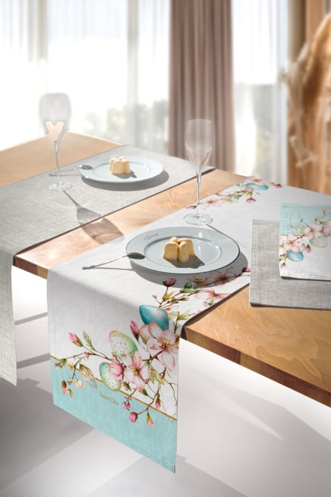 Αλέκιαστη τραβέρσα δύο όψεων της Saint Clair Paris. Σε γκρι απόχρωση από τη μία μεριά και μοντέρνο σχέδιο από την άλλη. Κατασκευασμένη από 100% πολυεστέρα.