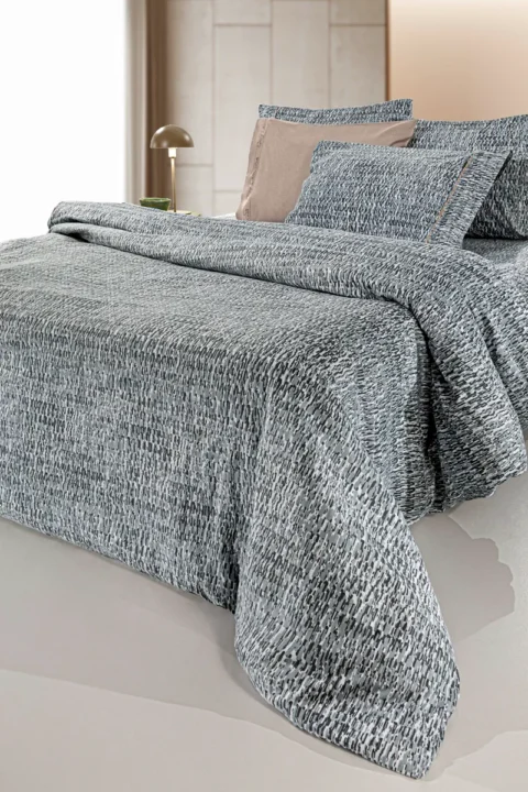 Σετ 4τμχ σεντόνια με μοντέρνο σχέδιο τυπωμένο με την μέθοδο της ψηφιακής εκτύπωσης από την εταιρεία Guy Laroche Paris. Το ύφασμά τους είναι 100% βαμβάκι περκάλι 160 κλωστών, που τα καθιστά ανθεκτικά, απαλά και μαλακά. To σετ περιλαμβάνει ένα πανωσέντονο, ένα κατωσέντονο και ένα ζεύγος μαξιλαροθήκες