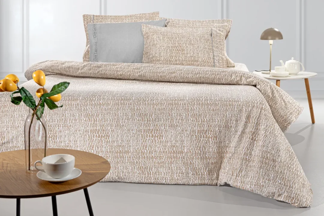 Σετ 4τμχ σεντόνια με μοντέρνο σχέδιο τυπωμένο με την μέθοδο της ψηφιακής εκτύπωσης από την εταιρεία Guy Laroche Paris. Το ύφασμά τους είναι 100% βαμβάκι περκάλι 160 κλωστών, που τα καθιστά ανθεκτικά, απαλά και μαλακά. To σετ περιλαμβάνει ένα πανωσέντονο, ένα κατωσέντονο και ένα ζεύγος μαξιλαροθήκες Beaver Almond Flannel