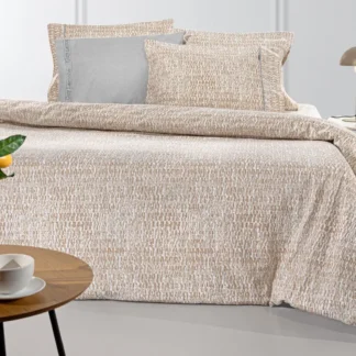 Σετ 4τμχ σεντόνια με μοντέρνο σχέδιο τυπωμένο με την μέθοδο της ψηφιακής εκτύπωσης από την εταιρεία Guy Laroche Paris. Το ύφασμά τους είναι 100% βαμβάκι περκάλι 160 κλωστών, που τα καθιστά ανθεκτικά, απαλά και μαλακά. To σετ περιλαμβάνει ένα πανωσέντονο, ένα κατωσέντονο και ένα ζεύγος μαξιλαροθήκες Beaver Almond Flannel