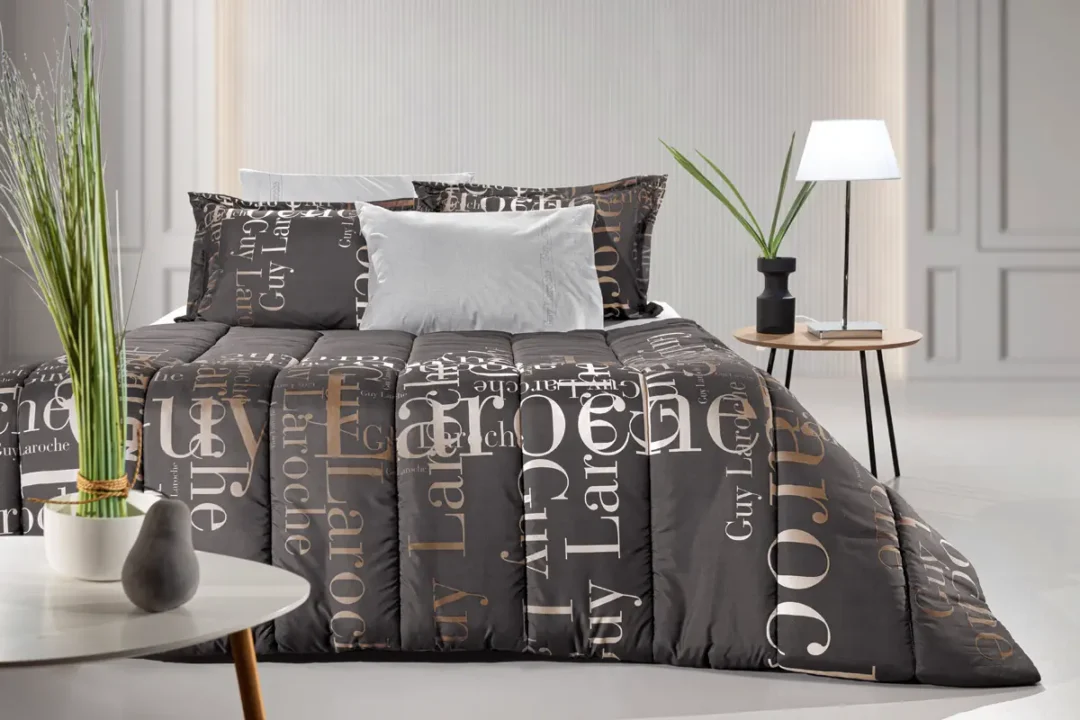 Πάπλωμα κατασκευασμένο από 100% microsuede με μοντέρνο σχέδιο από την Guy Laroche Paris. Ιδανικό για τους χειμερινούς και φθινοπωρινούς μήνες Instyle Choco