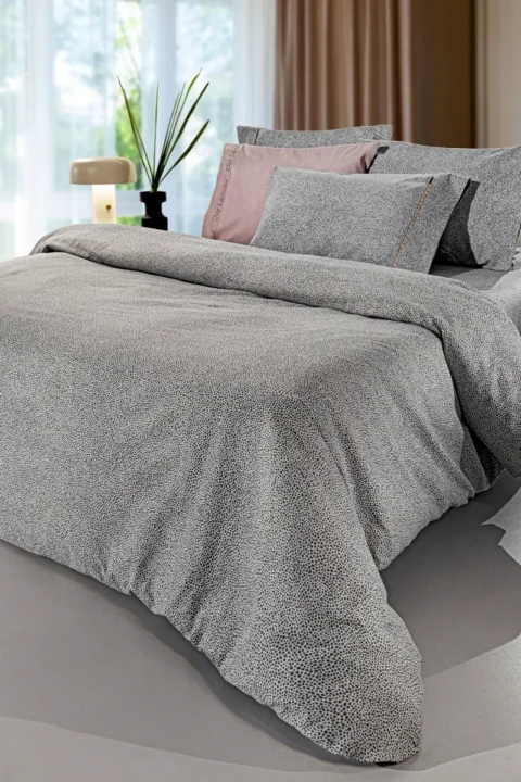 Σετ φανελένια παπλωματοθήκη κατασκευασμένη από 100% βαμβάκι με την υπογραφή της Guy Laroche Paris. Το σετ περιλαμβάνει μία παπλωματοθήκη και δύο μαξιλαροθήκες Laura Flannel