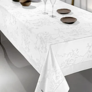 Ένα διαχρονικό τραπεζομάντηλο με jacquard πλέξη και απαλή υφή, σε ουδέτερους χρωματικούς τόνους το οποίο μπορεί να ταιριάξει σε όλες τις τραπεζαρίες Guy Laroche Country White