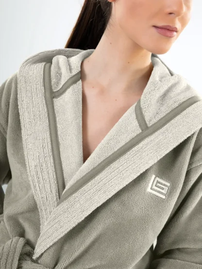 Μπουρνούζι Monogram Khaki Medium - Guy Laroche - Image 2