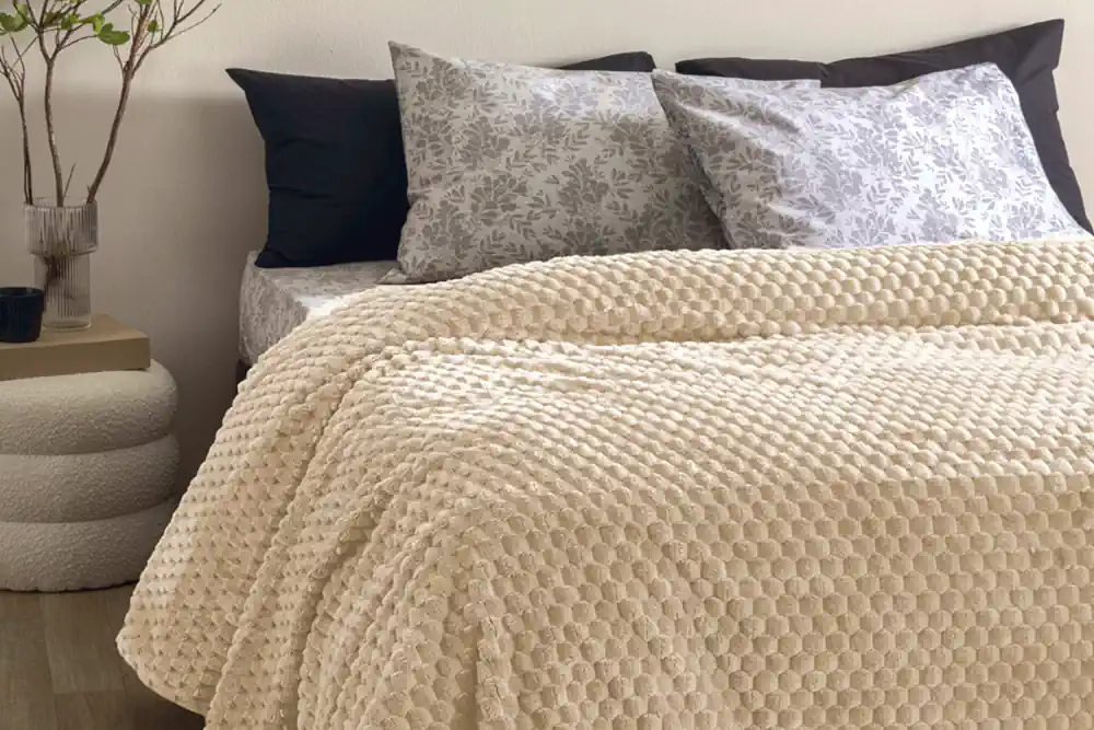 Κουβέρτα Fleece, ASTER από την Παλαμαϊκή. Απαλή και ζεστή , σε εκρού απόχρωση (υπάρχουν κι άλλες).