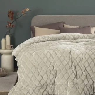 Κουβερτοπάπλωμα Υπέρδιπλο 220x240 Sherpa Collection NADINE/5 από ύφασμα embossed flannel στη μία πλευρά, γούνα sherpa στην άλλη, και γέμιση 100% polyester fill, συνολικού βάρους 700gsm, αφράτο, ζεστό, κατάλληλο για τους χειμερινούς μήνες.