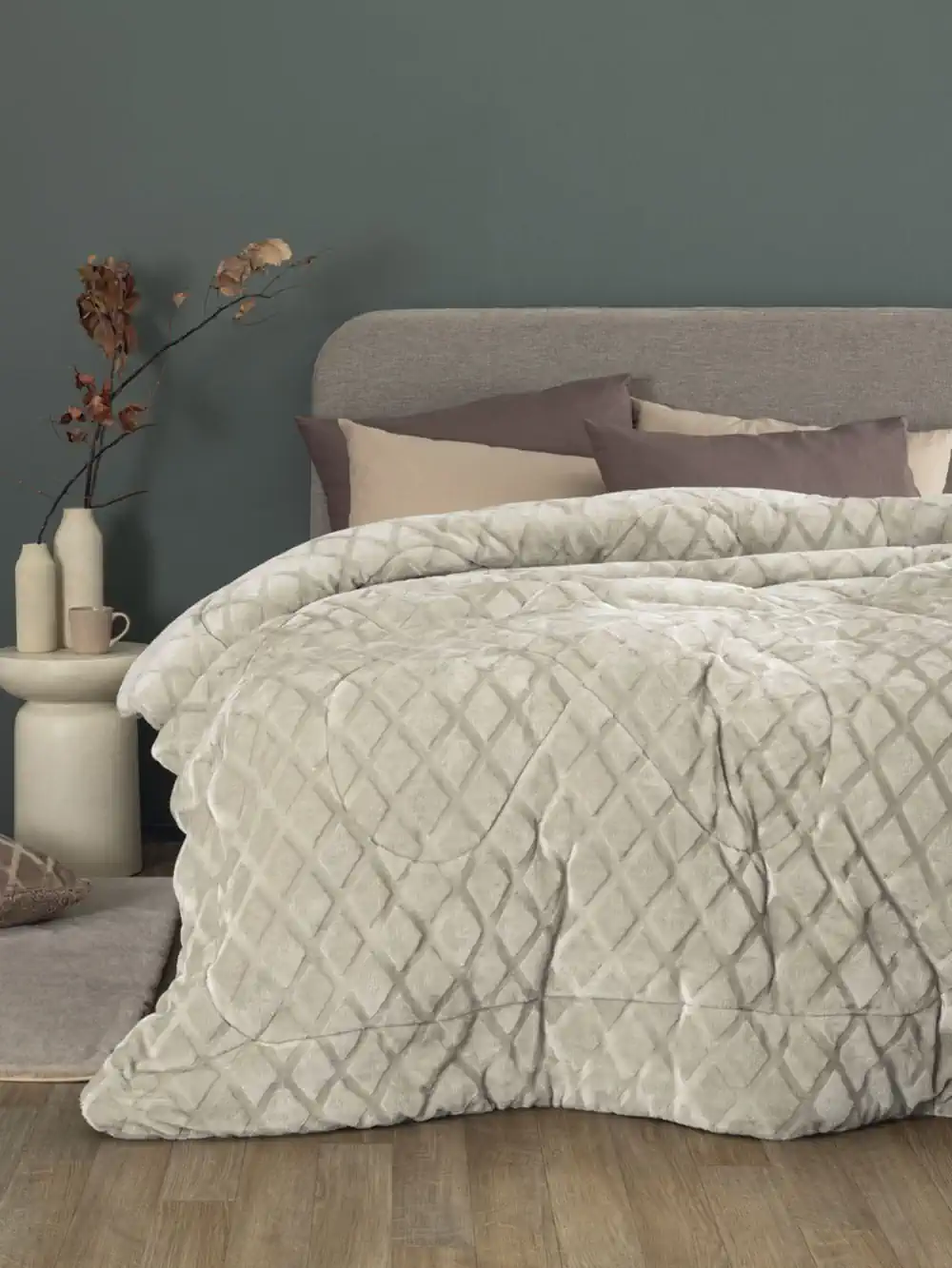 Κουβερτοπάπλωμα Υπέρδιπλο 220x240 Sherpa Collection NADINE/5 από ύφασμα embossed flannel στη μία πλευρά, γούνα sherpa στην άλλη, και γέμιση 100% polyester fill, συνολικού βάρους 700gsm, αφράτο, ζεστό, κατάλληλο για τους χειμερινούς μήνες.