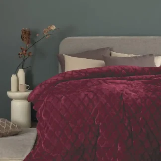 Κουβερτοπάπλωμα Υπέρδιπλο 220x240 Sherpa Collection NADINE/5 από ύφασμα embossed flannel στη μία πλευρά, γούνα sherpa στην άλλη, και γέμιση 100% polyester fill, συνολικού βάρους 700gsm, αφράτο, ζεστό, κατάλληλο για τους χειμερινούς μήνες.