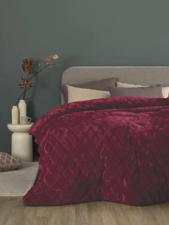 Κουβερτοπάπλωμα Υπέρδιπλο 220x240 Sherpa Collection NADINE/5 από ύφασμα embossed flannel στη μία πλευρά, γούνα sherpa στην άλλη, και γέμιση 100% polyester fill, συνολικού βάρους 700gsm, αφράτο, ζεστό, κατάλληλο για τους χειμερινούς μήνες.