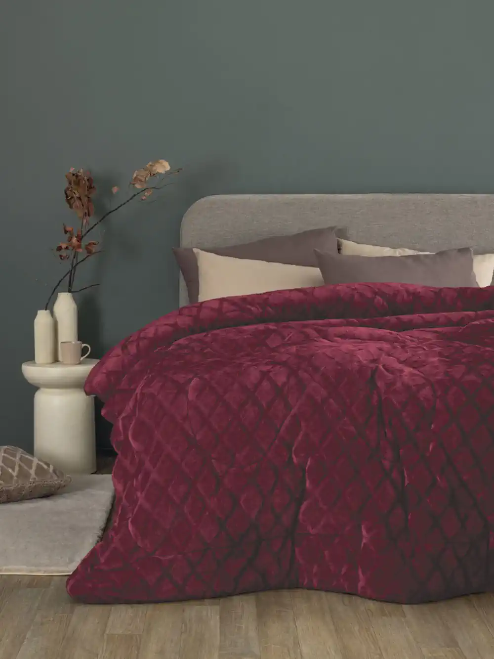 Κουβερτοπάπλωμα Υπέρδιπλο 220x240 Sherpa Collection NADINE/5 από ύφασμα embossed flannel στη μία πλευρά, γούνα sherpa στην άλλη, και γέμιση 100% polyester fill, συνολικού βάρους 700gsm, αφράτο, ζεστό, κατάλληλο για τους χειμερινούς μήνες.