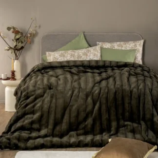 Κουβερτοπάπλωμα Υπέρδιπλο 230x250 CATE από jacquard rabbit fur, συνολικού βάρους 860gsm με μινκ fleece, με αφράτη και οικολογική γούνα, ζεστό και ιδανικό για τους χειμερινούς μήνες.