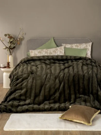 Κουβερτοπάπλωμα Υπέρδιπλο 230x250 CATE από jacquard rabbit fur, συνολικού βάρους 860gsm με μινκ fleece, με αφράτη και οικολογική γούνα, ζεστό και ιδανικό για τους χειμερινούς μήνες.