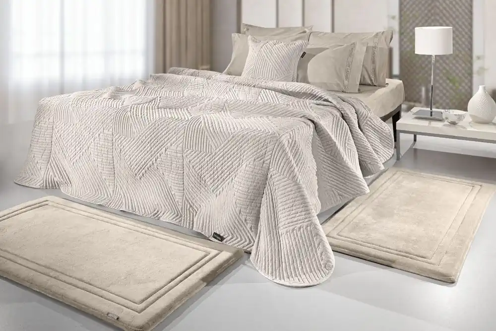 Σετ χαλάκια κρεβατοκάμαρας της Guy Laroche, με αφρό μνήμης. Σε μπεζ χρώμα (3τμχ, barcode 5206480601408). Πάσχος στην Ηλιούπολη.