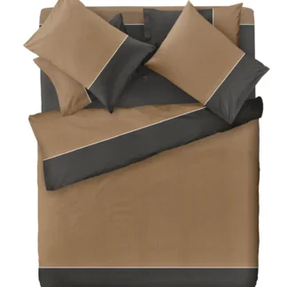 Σεντόνια υπέρδιπλα Saint Clair Maggy Latte. Σετ τεσσάρων τεμαχίων, κατασκευασμένο από 100% βαμβάκι. To σετ αποτελείται από δυο σεντόνια 240 x 260 εκατοστά και δυο ασορτί μαξιλαροθήκες.