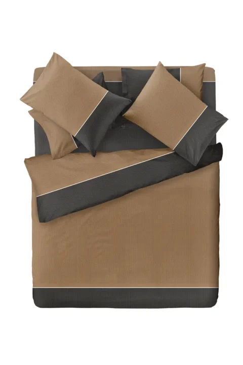 Σεντόνια υπέρδιπλα Saint Clair Maggy Latte. Σετ τεσσάρων τεμαχίων, κατασκευασμένο από 100% βαμβάκι. To σετ αποτελείται από δυο σεντόνια 240 x 260 εκατοστά και δυο ασορτί μαξιλαροθήκες.