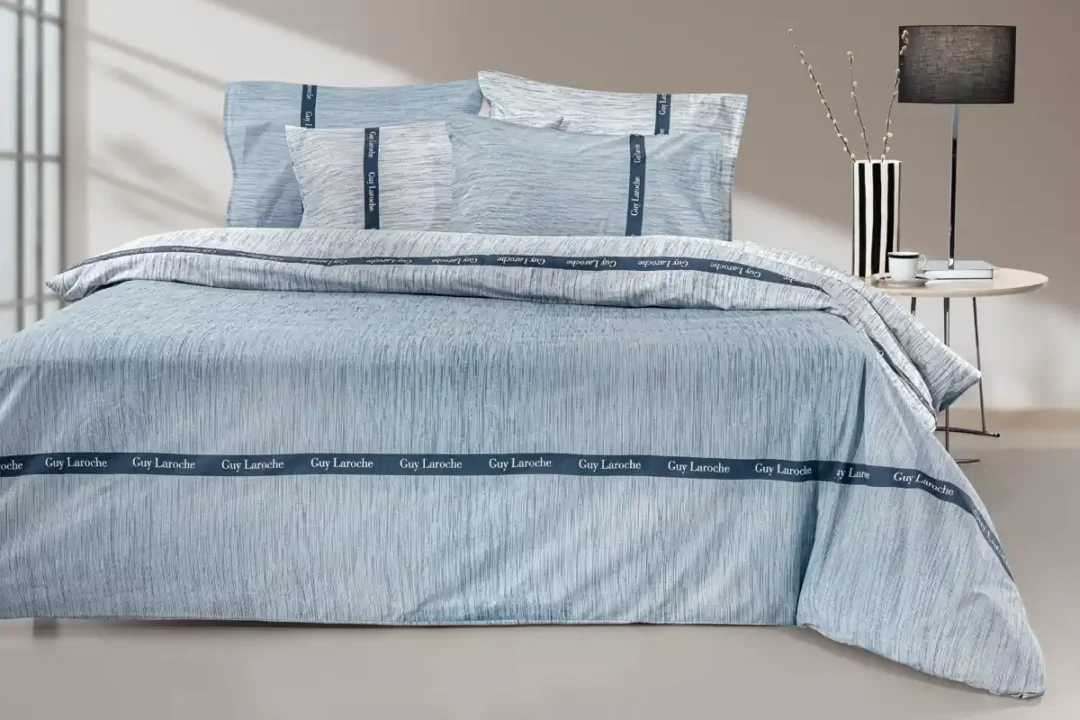 Σεντόνια υπέρδιπλα σετ, κατασκευασμένα από 100% βαμβάκι, με μοντέρνο σχεδιασμό σε ανοιχτή ραφ απόχρωση. Το σετ περιλαμβάνει πανωσέντονο, κατωσέντονο καιδυο μαξιλαροθήκες Guy Laroche Avene Denim