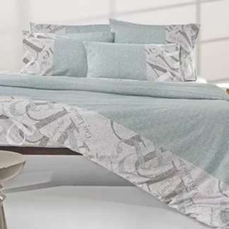 Σεντόνια υπέρδιπλα Guy Laroche Passport Mint. Σετ τεσσάρων τεμαχίων κατασκευασμένο από 100% βαμβάκι με μοντέρνο σχεδιασμό. Αποτελείται από πανωσέντονο, κατωσέντονο και δυο μαξιλαροθήκες.