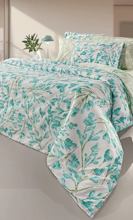 Σεντόνια king size της εταιρίας Guy Laroche Paris. Σετ τεσσάρων τεμαχίων, κατασκευασμένο από 100% βαμβάκι, με μοντέρνο εμπριμέ σχεδιασμό.