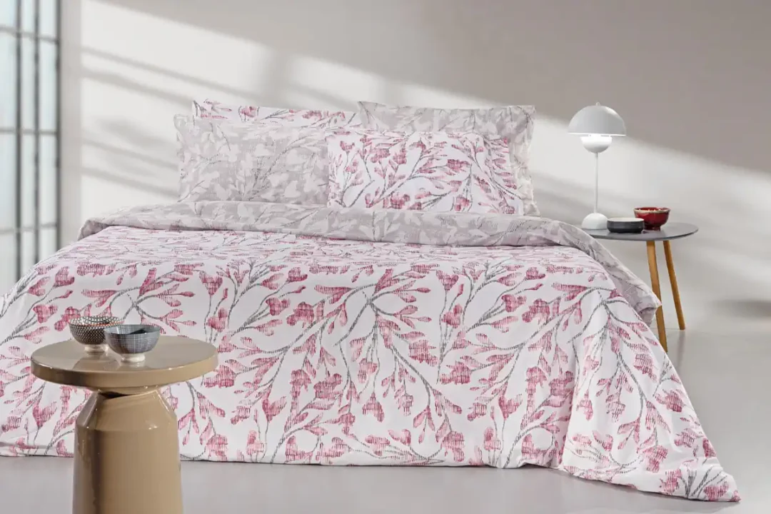 Σεντόνια king size Guy Laroche Ortega Old Pink. Σετ τεσσάρων τεμαχίων, κατασκευασμένο από 100% βαμβάκι, με μοντέρνο εμπριμέ σχεδιασμό. Το σετ απότελείται από πανωσέντονο, κατωσέντονο και δυο μαξιλαροθηκες.