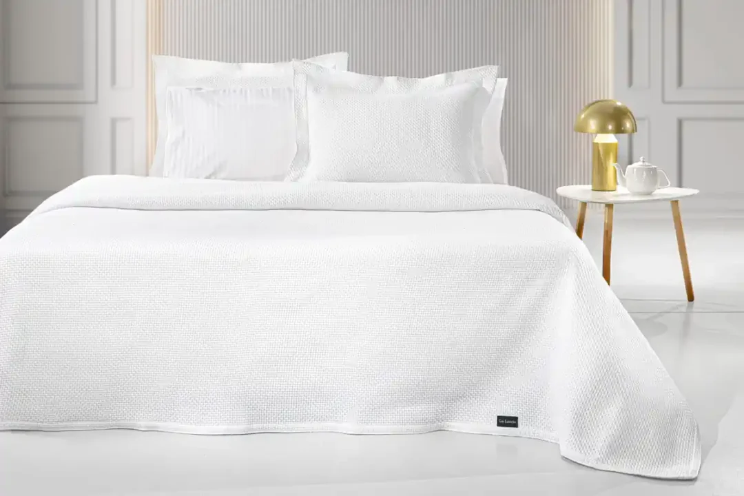 Ανοιξιάτικη κουβέρτα Slalom White της εταιρίας Guy Laroche Paris. Λευκή, μονόχρωμη, jacquard, κατασκευασμένη από 60% βαμβάκι και 40% polyester, 180 x 260 εκατοστά. Κατάλληλη και ελαφρύ σκέπασμα αλλά και για κάλυμμα του κρεβατιού.