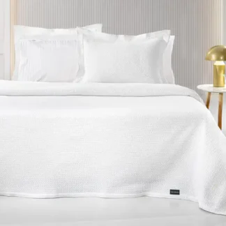 Ανοιξιάτικη κουβέρτα Slalom White της εταιρίας Guy Laroche Paris. Λευκή, μονόχρωμη, jacquard, κατασκευασμένη από 60% βαμβάκι και 40% polyester, 180 x 260 εκατοστά. Κατάλληλη και ελαφρύ σκέπασμα αλλά και για κάλυμμα του κρεβατιού.