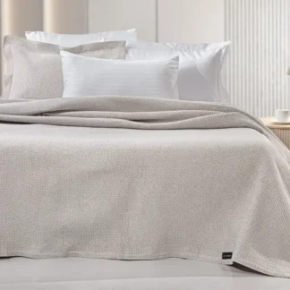 Ανοιξιάτικη κουβέρτα Slalom Linen της εταιρίας Guy Laroche Paris. Μονόχρωμη, jacquard, κατασκευασμένη από 60% βαμβάκι και 40% polyester, 180 x 260 εκατοστά.