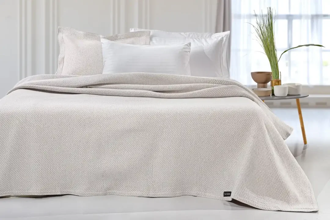 Ανοιξιάτικη κουβέρτα Slalom Ivory της εταιρίας Guy Laroche Paris. Μονόχρωμη, jacquard, κατασκευασμένη από 60% βαμβάκι και 40% polyester, 245 x 260 εκατοστά. Κατάλληλη για ελαφρύ σκέπασμα αλλά και για κάλυμμα του κρεβατιού.