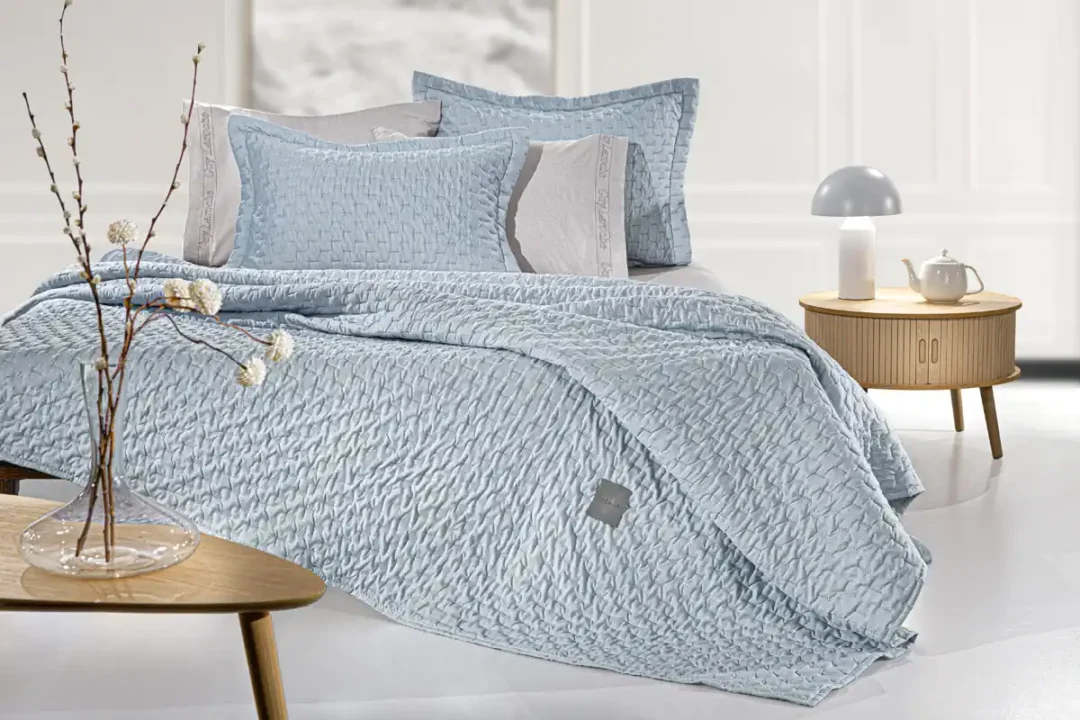 Κουβερλί υπέρδιπλο ραφ, σετ με ασορτί διακοσμητική μαξιλαροθήκη Guy Laroche Arden Denim