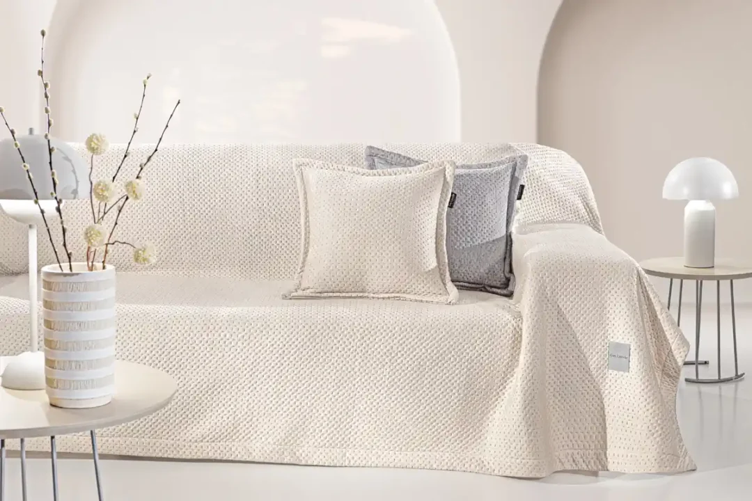 Ριχτάρι διθέσιου καναπέ εκρού, από ύφασμα microfiber ειδικής τεχνολογίας για να παραμένει δροσερό, ιδανικό για το καλοκαίρι Guy Laroche Cooling Natural