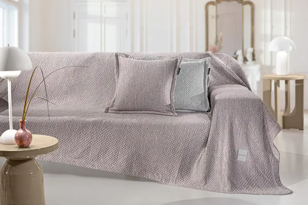 Ριχτάρι διθέσιου καναπέ μπεζ, ειδικής τεχνολογίας ώστε να συγκρατεί την δροσιά Guy Laroche Cooling Puro