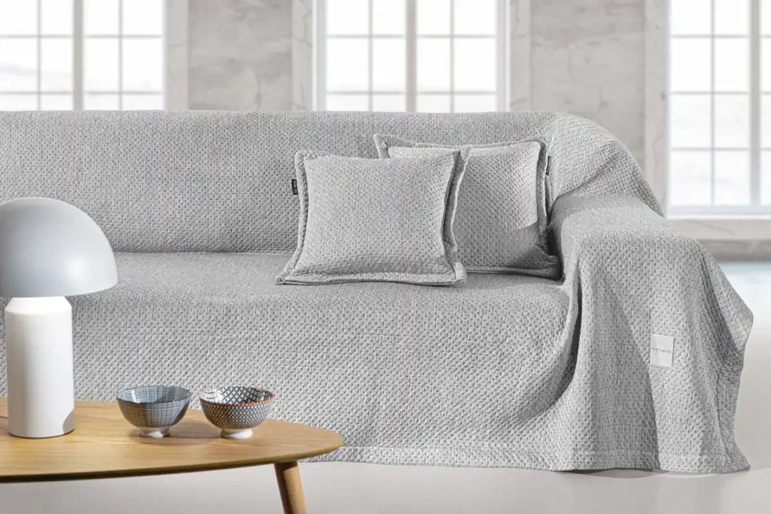 Καλοκαιρινό ριχτάρι σαλονιού από suede microfiber που διατηρεί την δροσιά, σετ με διακοσμητική μαξιλαροθήκη Guy Laroche Cooling Silver