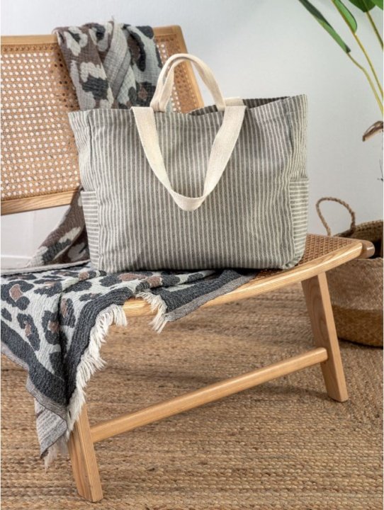 Τσάντα παραλίας Bag Black από την beach collection της ελληνικής εταιρίας Palamaiki. Κατασκευασμένη από 70% βαμβάκι και 30% πολυέστερ, με λεπτό ριγέ σχεδιασμό, 35x35x15 εκατοστά.