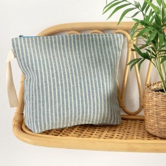 Νεσεσέρ παραλίας Pouch Blue από την beach collection της ελληνικής εταιρίας Palamaiki. Κατασκευασμένο από 70% βαμβάκι και 30% πολυέστερ,  με λεπτό ριγέ σχεδιασμό.