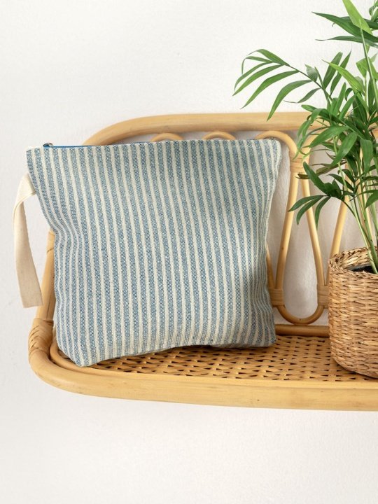 Νεσεσέρ παραλίας Pouch Blue από την beach collection της ελληνικής εταιρίας Palamaiki. Κατασκευασμένο από 70% βαμβάκι και 30% πολυέστερ, με λεπτό ριγέ σχεδιασμό.